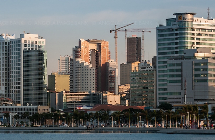 Este alt deve ser dinâmico e dar para insriri on upload no Backoffice